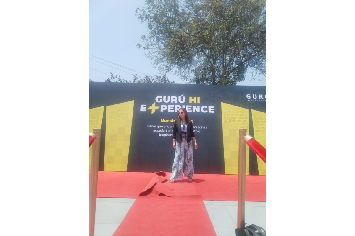 Networking at GuruHi Talent Peru tech event